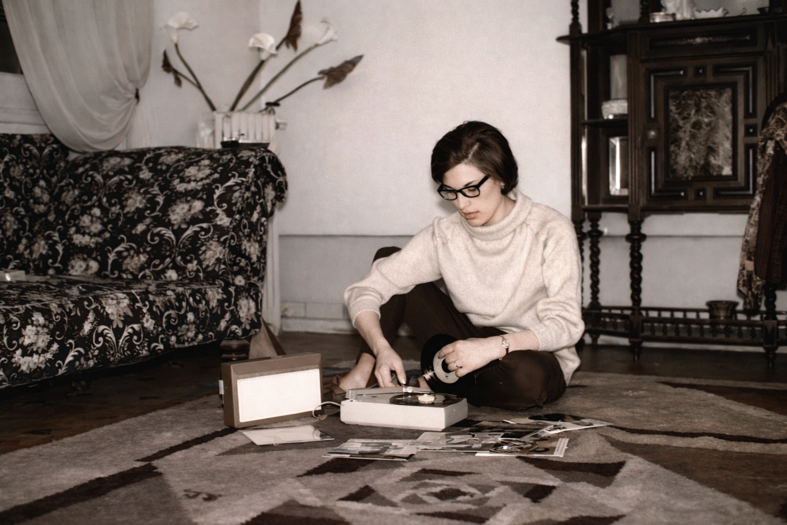 Mulher com gira-discos vintage na sala