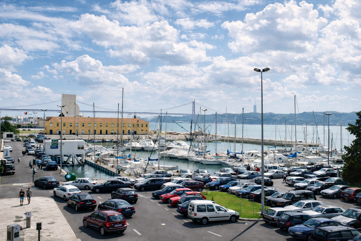 Marina de Lisboa sob o 25 de Abril