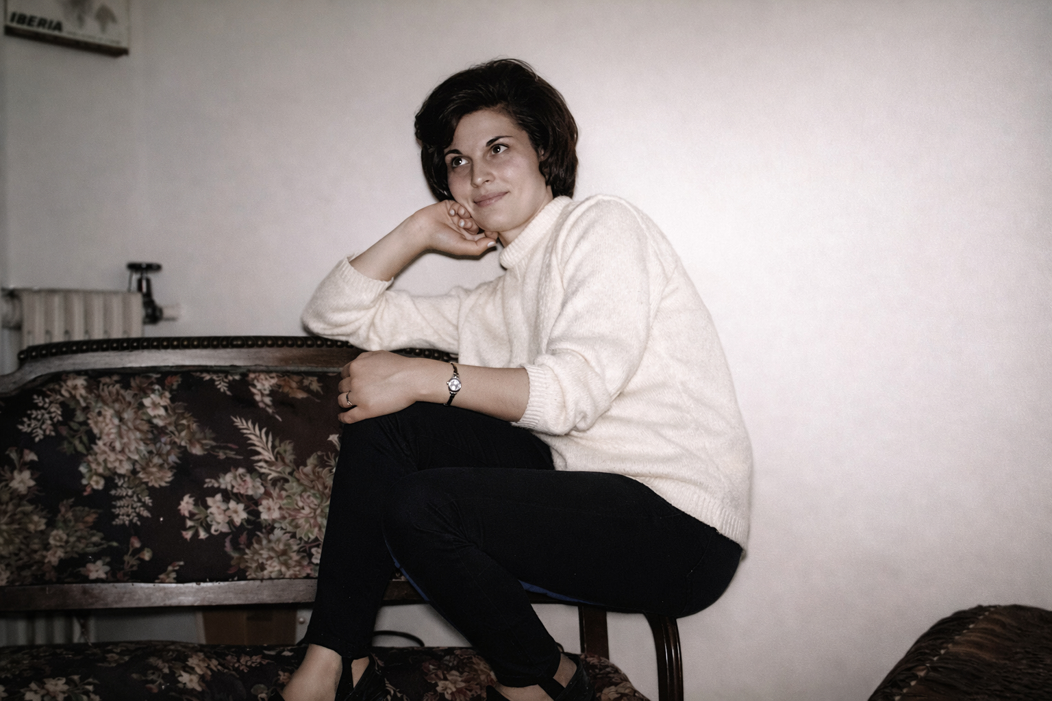 Mulher relaxando em sofá vintage