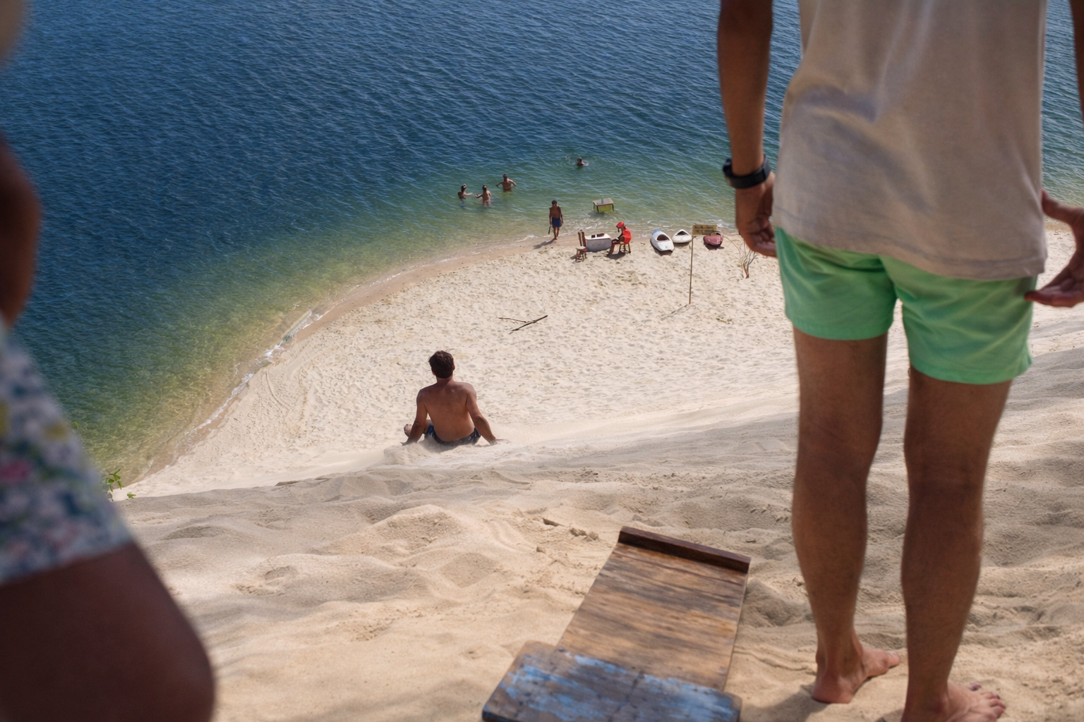 Praia tranquila e lago sereno