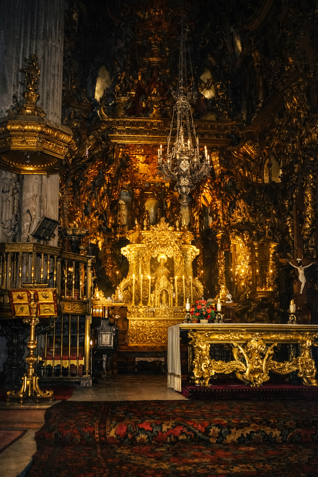 Igreja barroca iluminada em dourado