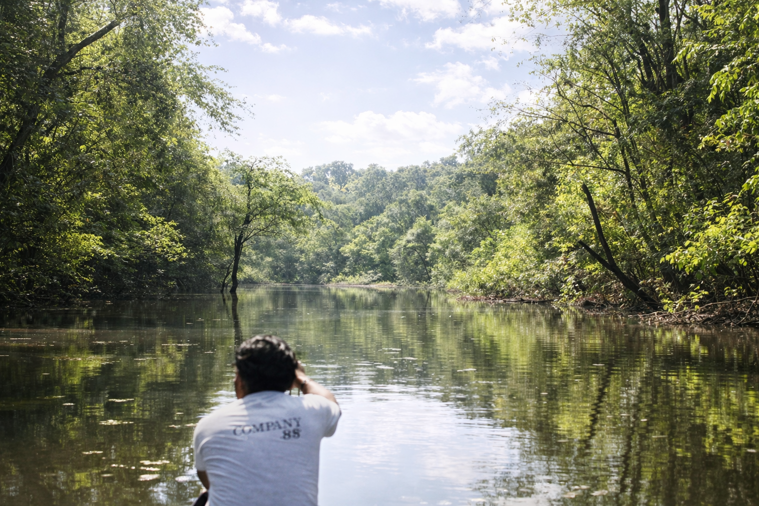 Homem no barco à beira do rio