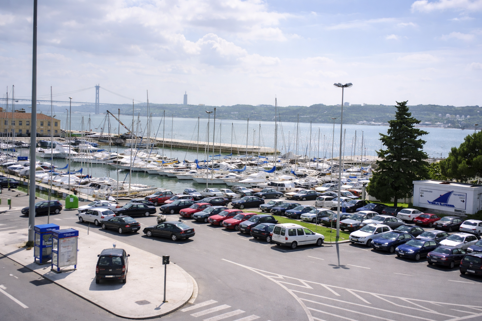 Vista da marina em Lisboa