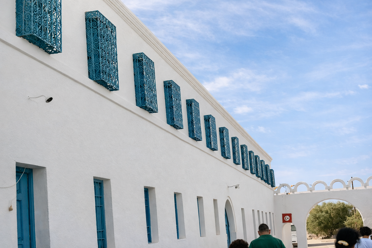 Pátio mediterrânico com portão arqueado