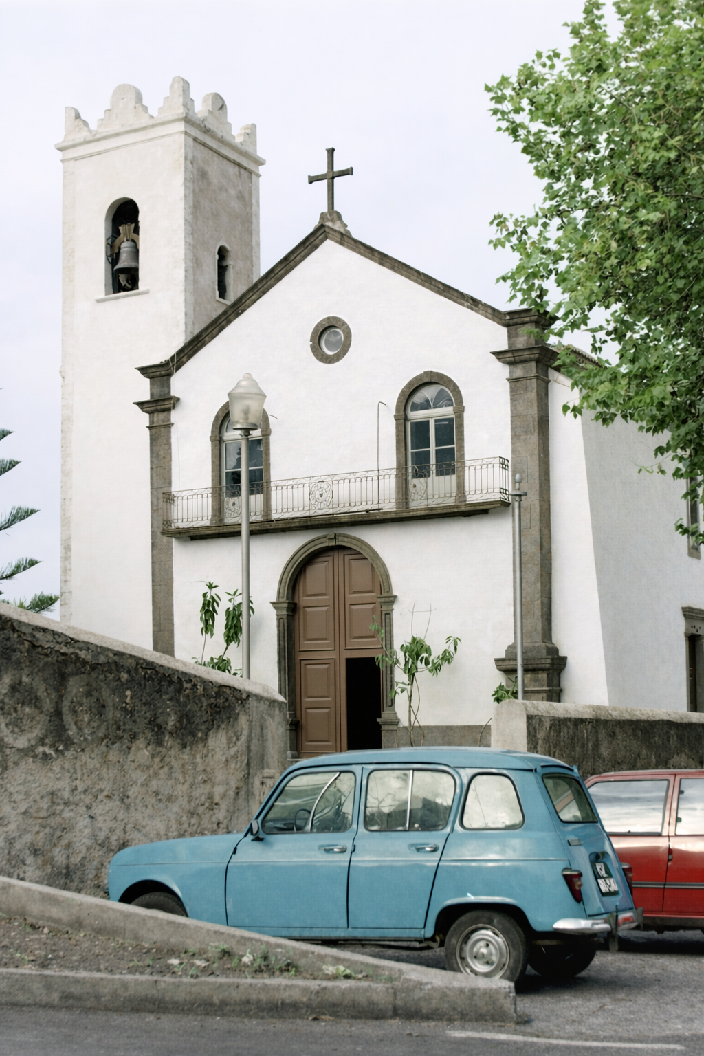 Igreja tradicional com carros clássicos