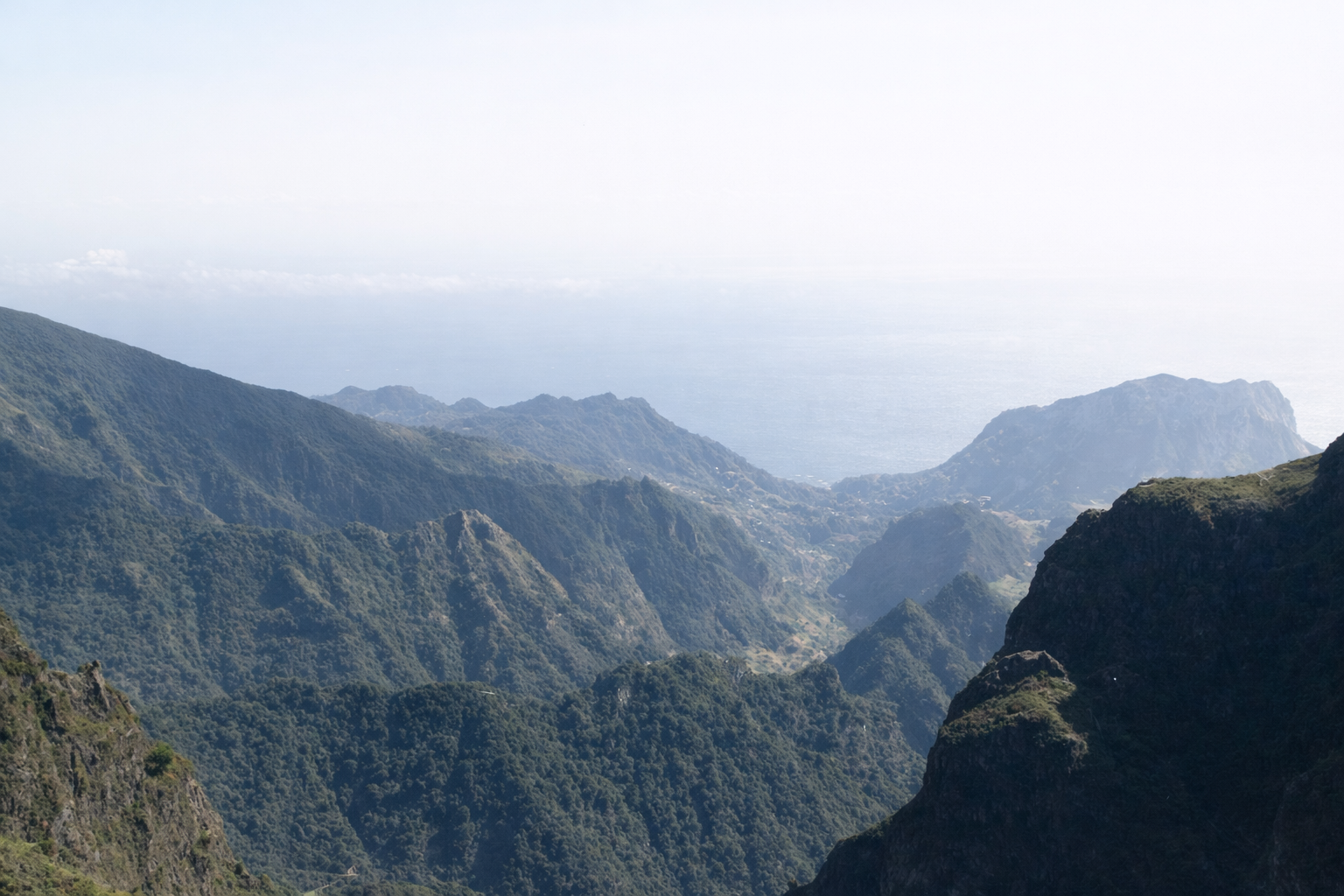 Paisagem montanhosa com vista para o mar