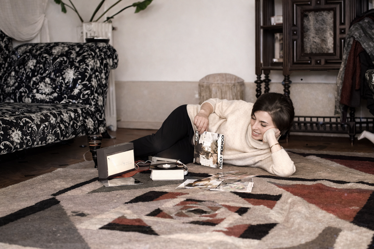 Mulher a relaxar no tapete com livro