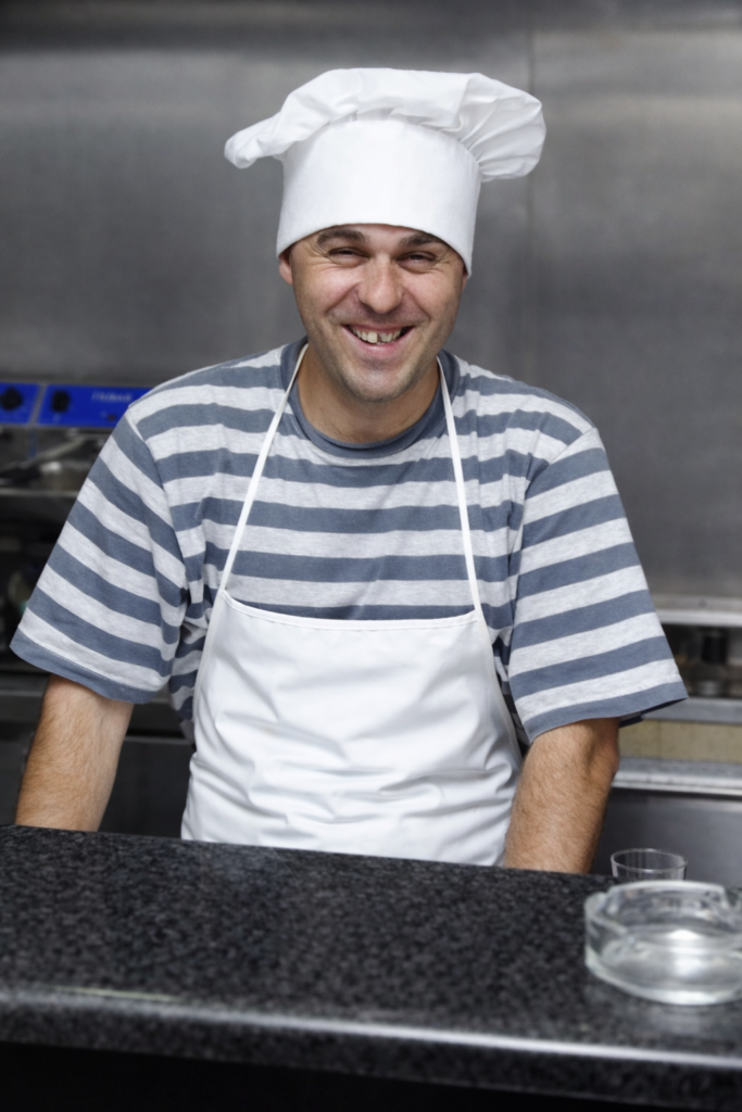 Chef sorridente na cozinha moderna
