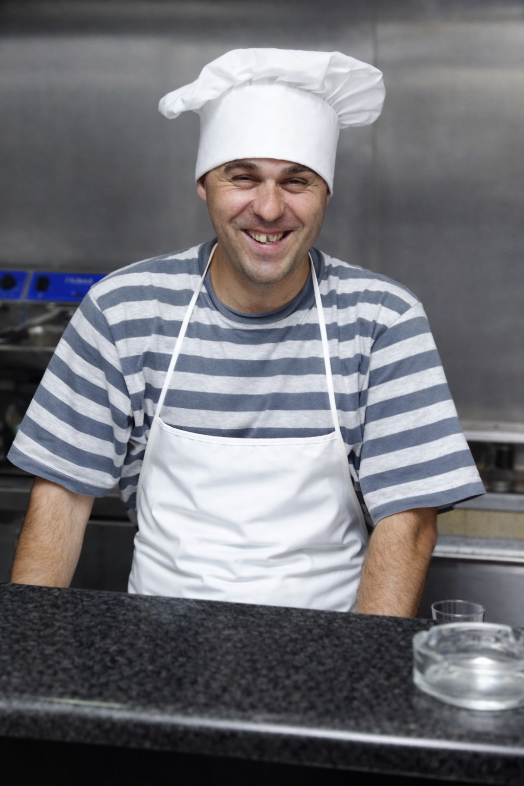 Chef sorridente na cozinha moderna