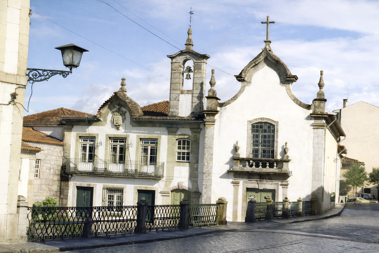 Rua histórica com igreja barroca