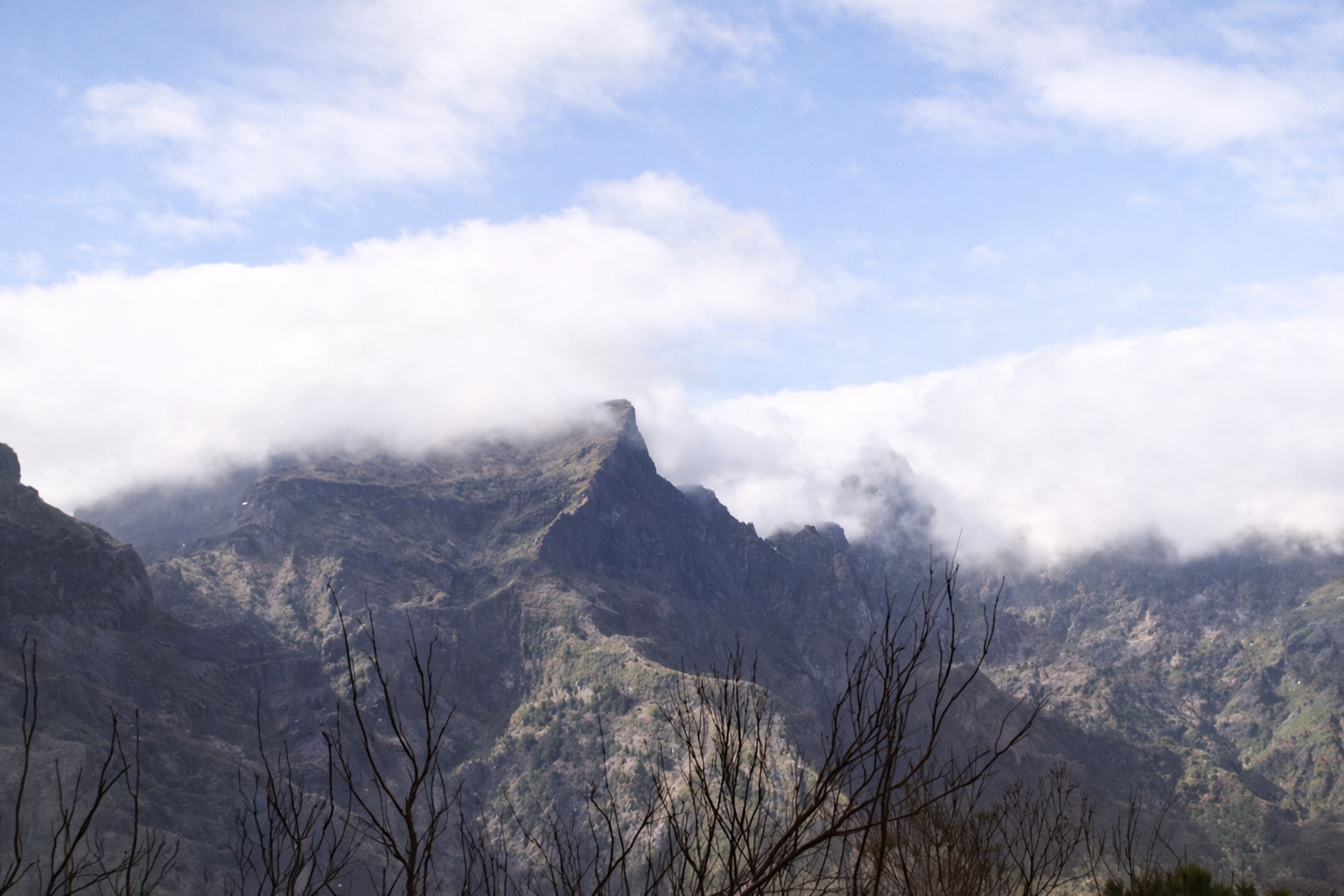 Montanhas envoltas em nuvens leves