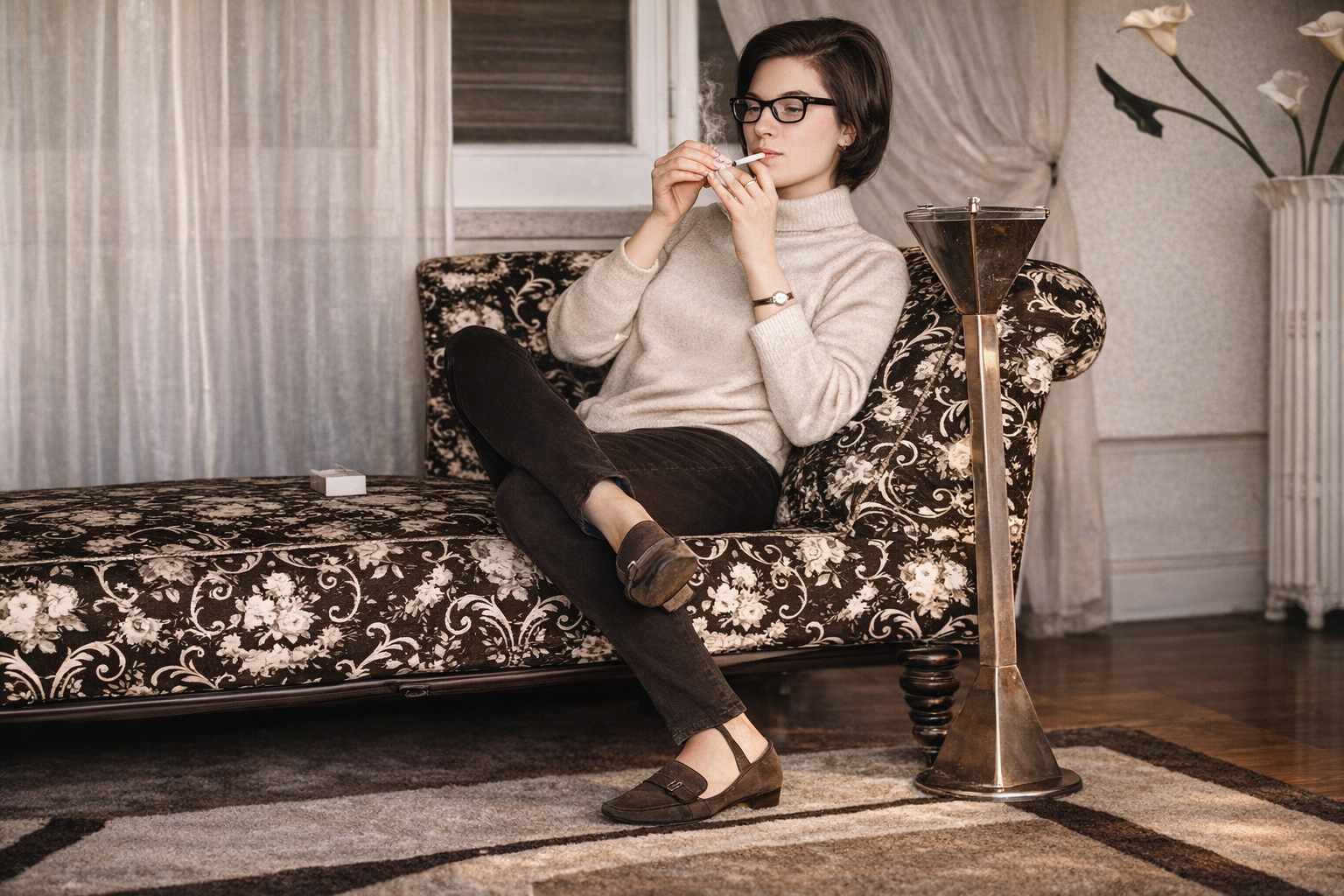 Mulher elegante numa chaise longue vintage