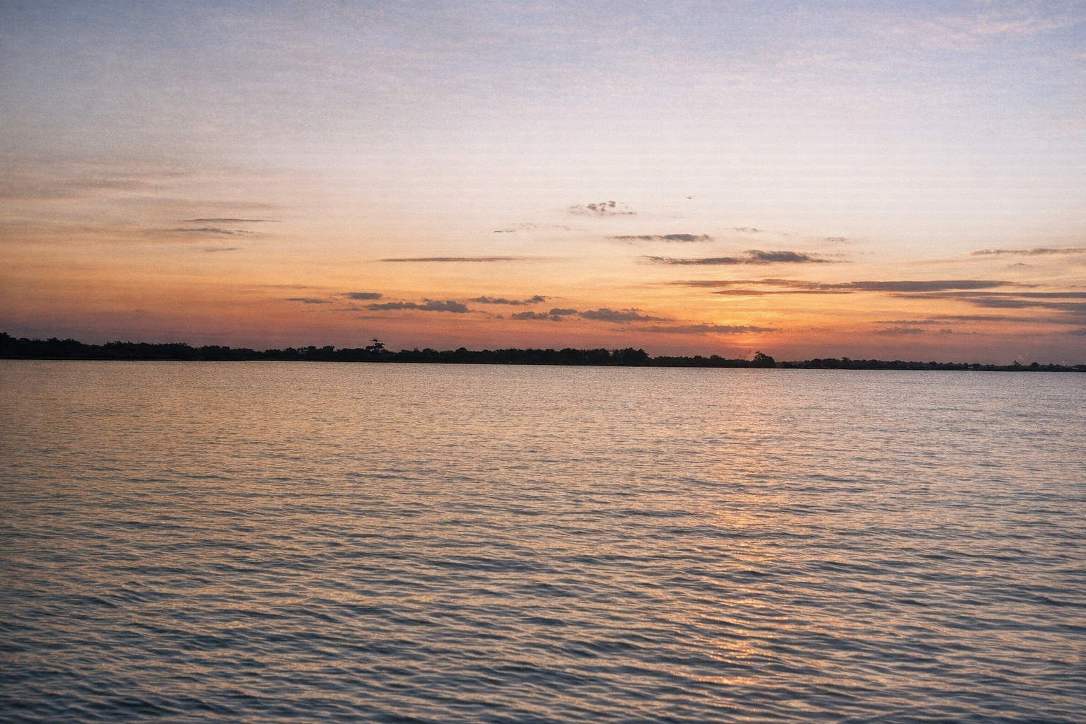 Pôr do sol tranquilo sobre águas serenas