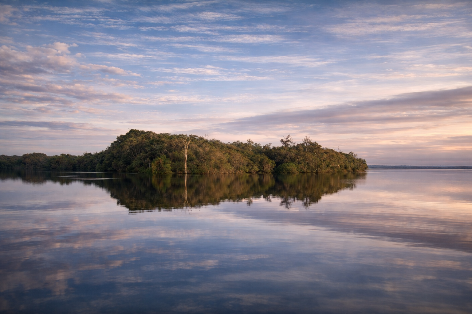 Reflexo sereno ao pôr do sol