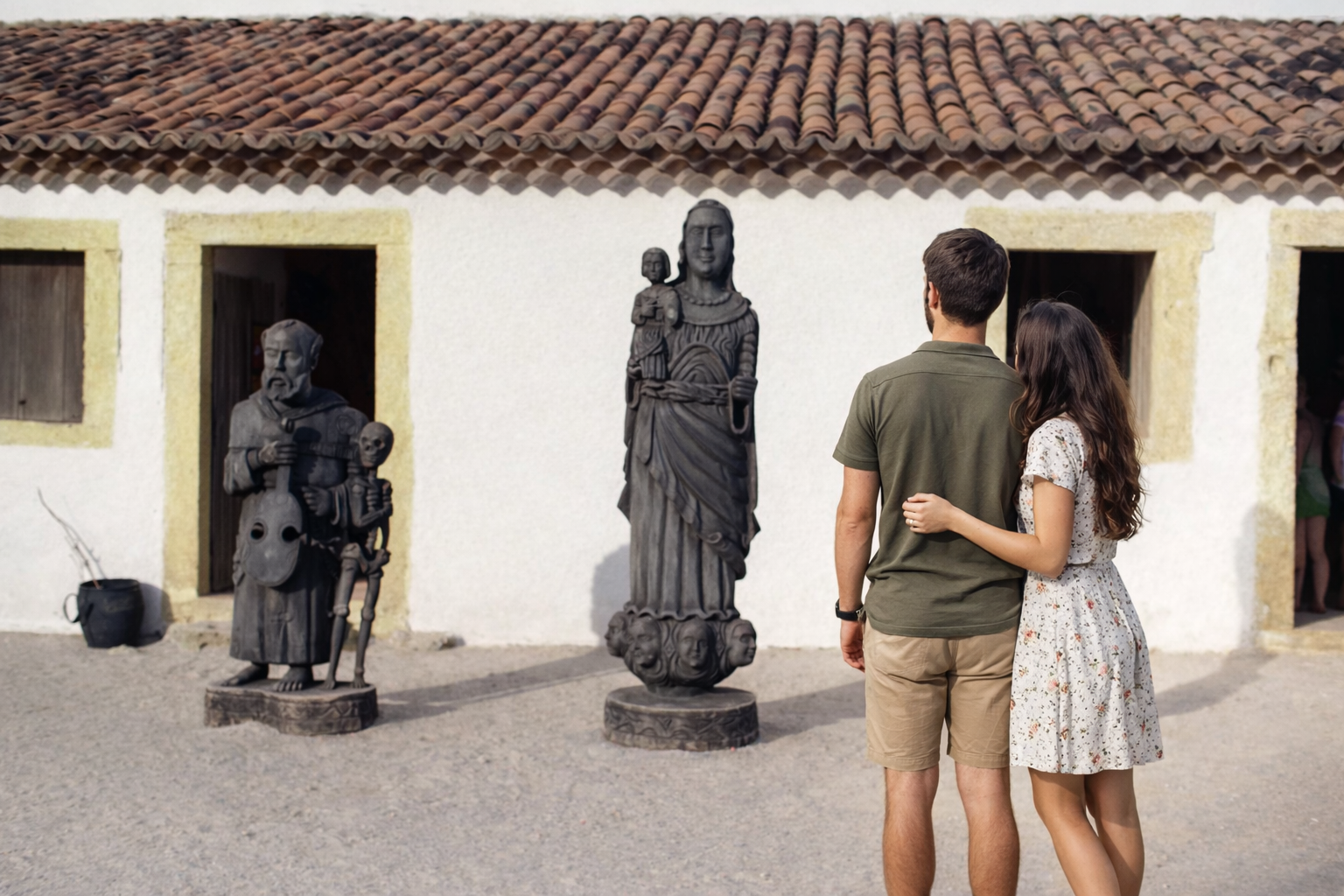 Casal a contemplar estátuas de madeira