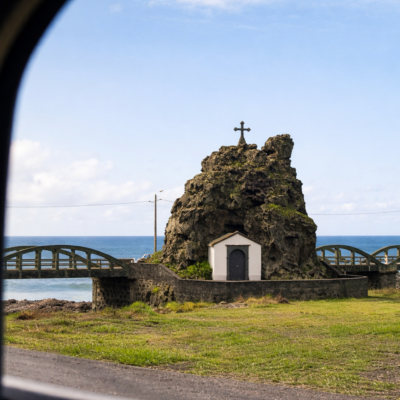 Capela à beira-mar através do vidro