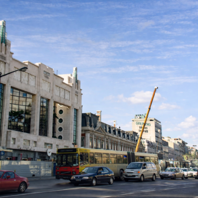 Rua movimentada com edifícios e monumento
