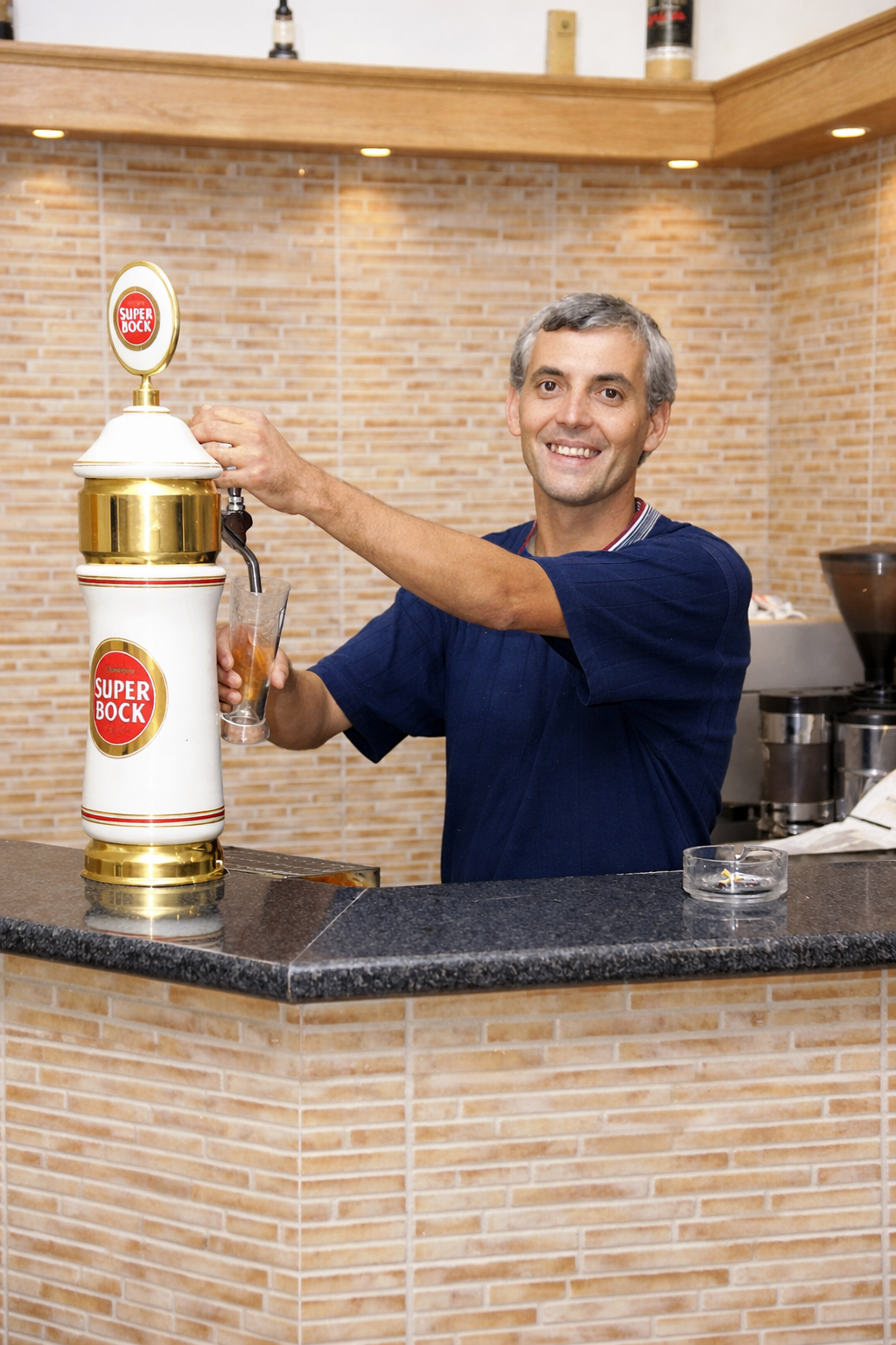 Bartender a servir Super Bock com sorriso