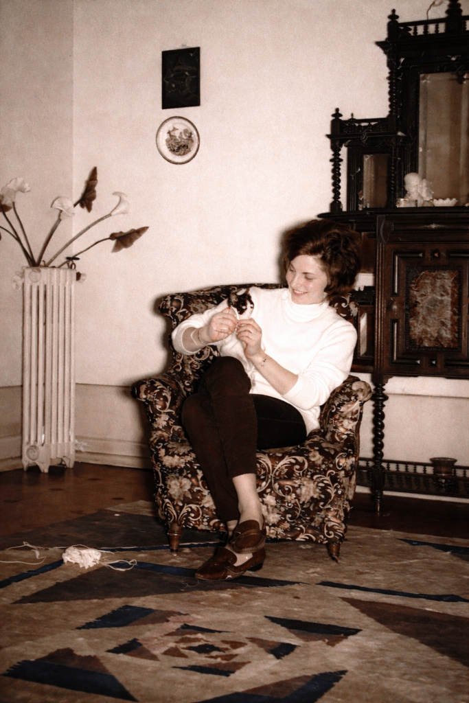 Mulher a brincar com gato em sofá vintage