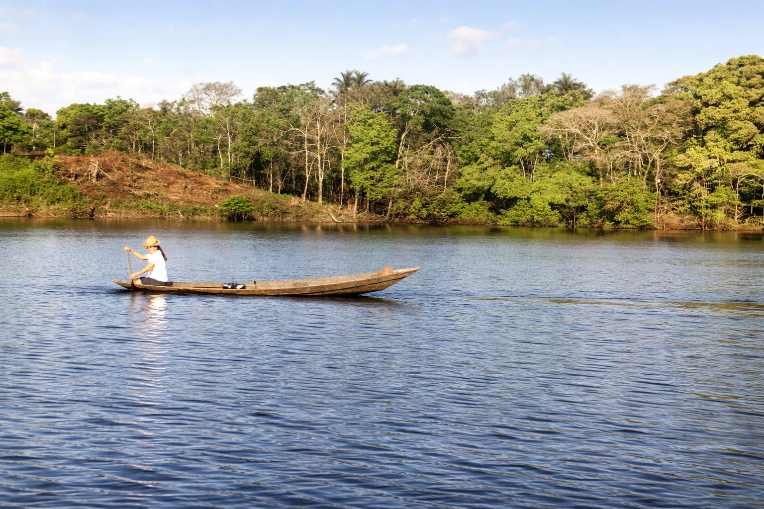 Remada tranquila no rio tropical