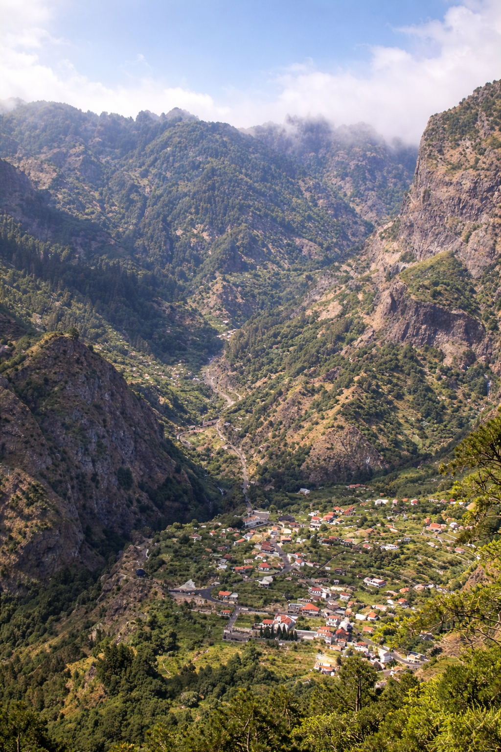 Aldeia no vale montanhoso