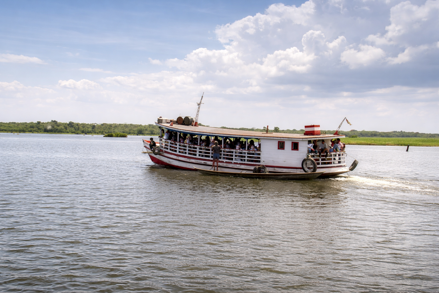 Barco tradicional a navegar no rio