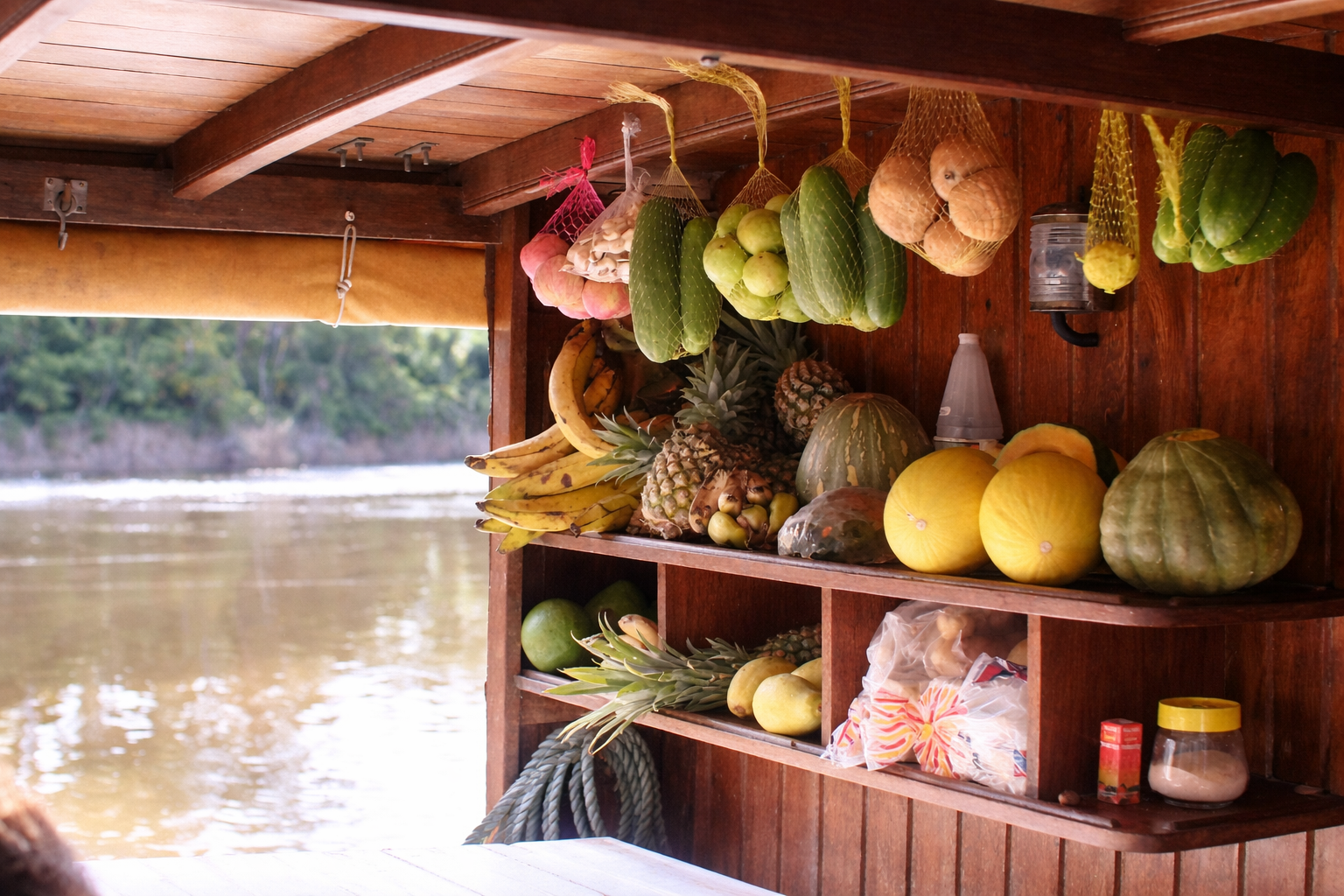 Mercado rústico flutuante de frutas