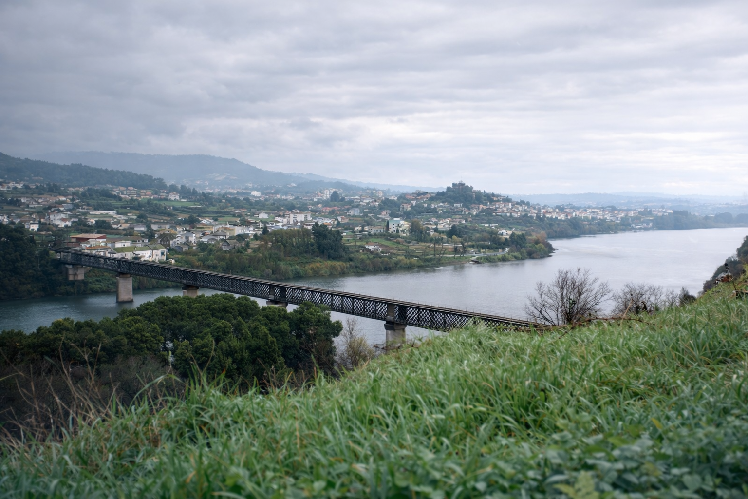 Ponte de ferro sobre o rio