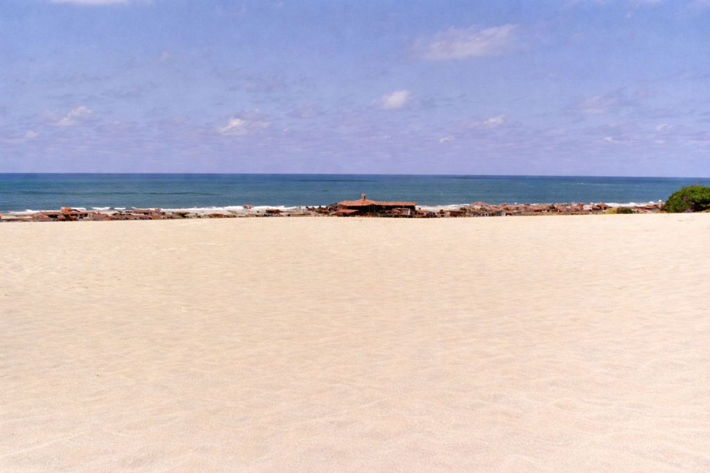 Praia serena com cabanas rústicas
