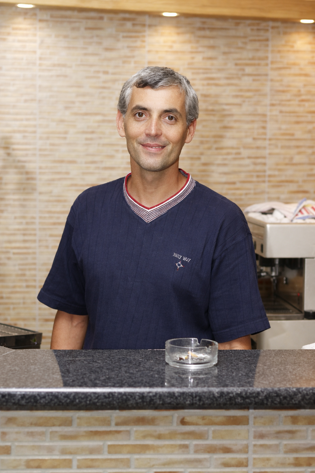 Homem no café moderno com sorriso