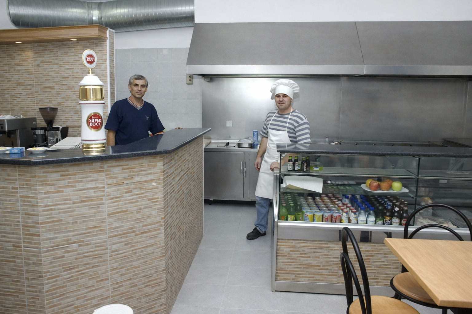 Homem e chef em café moderno