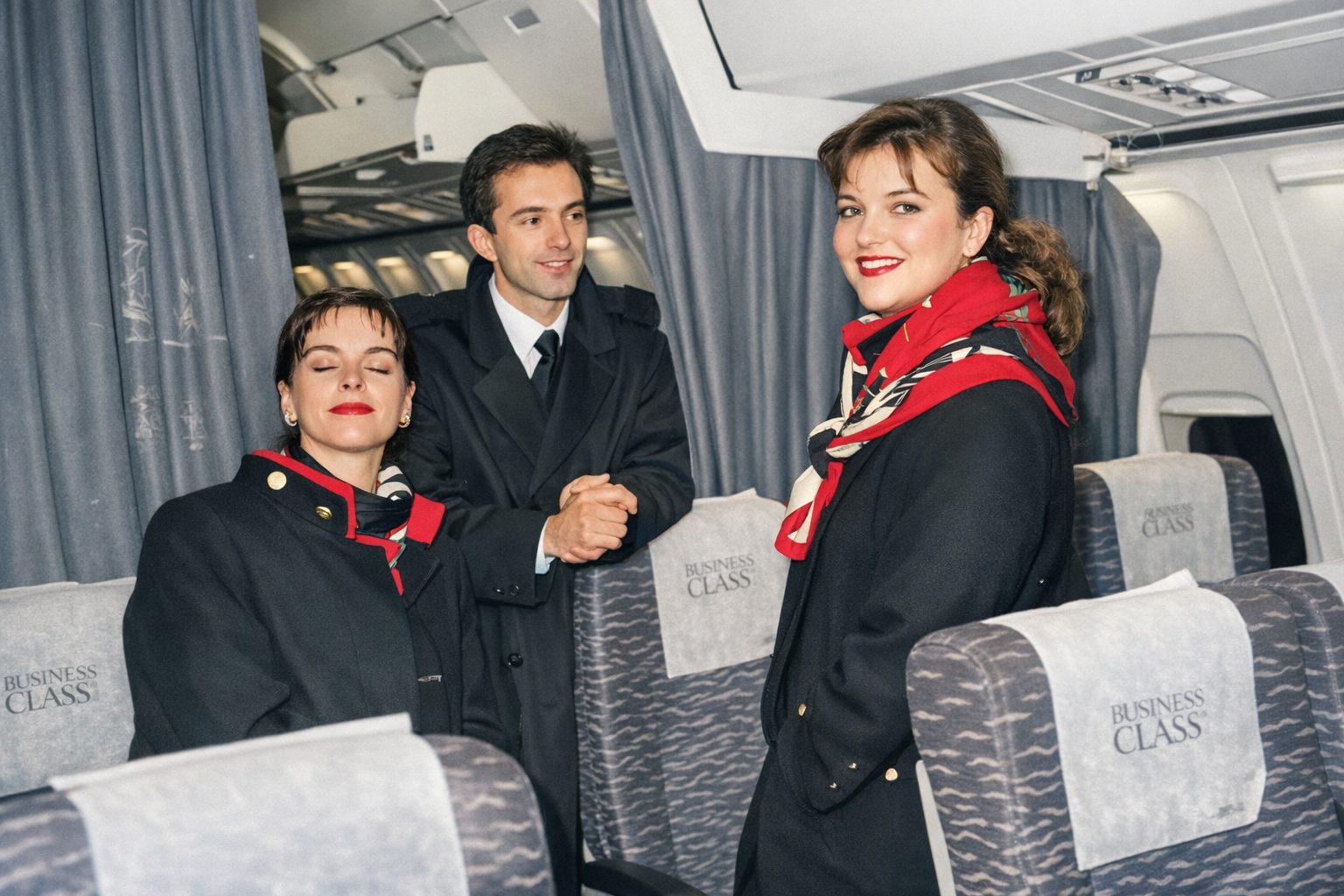 Tripulação sorridente na classe business