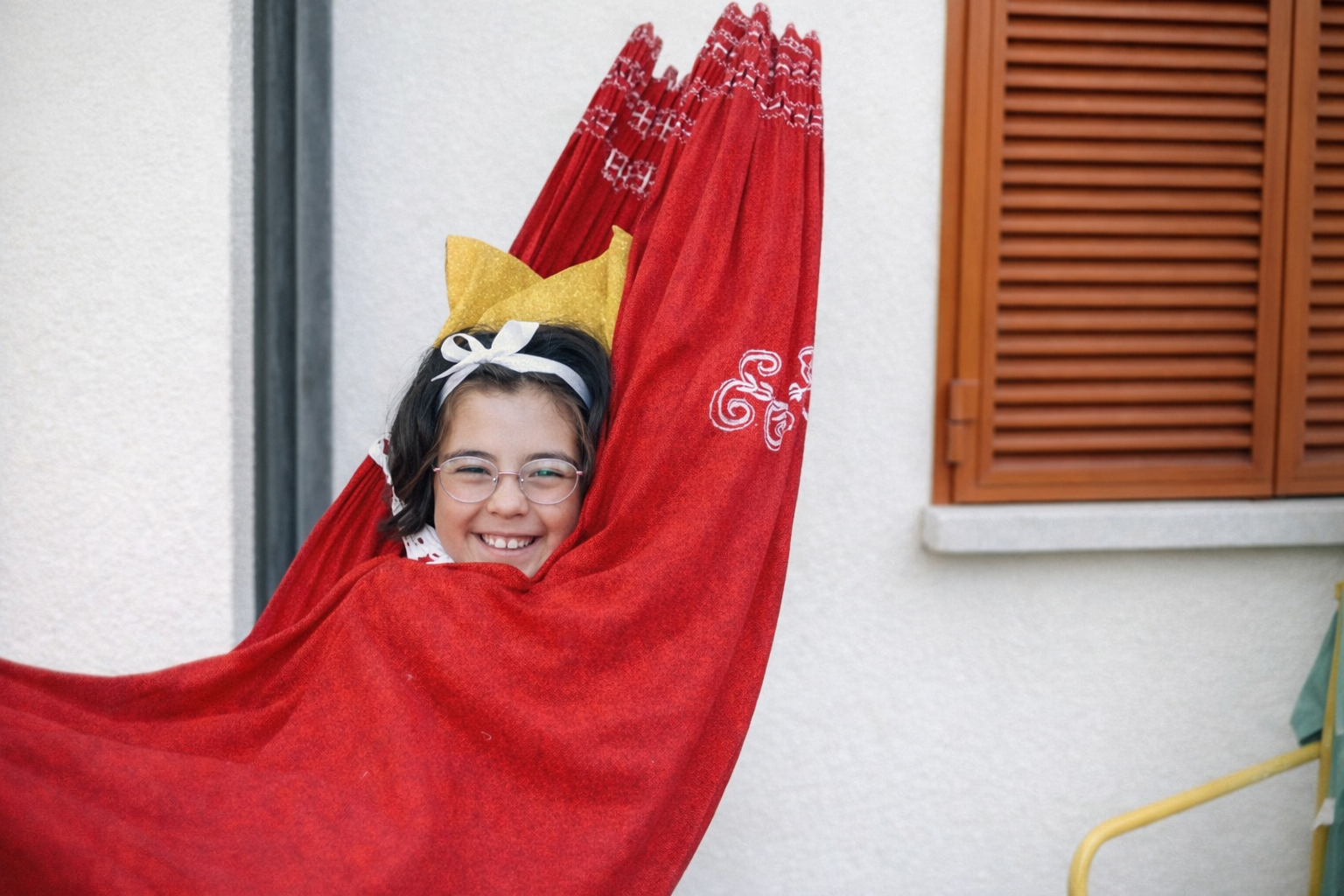 Menina feliz no algodão vermelho