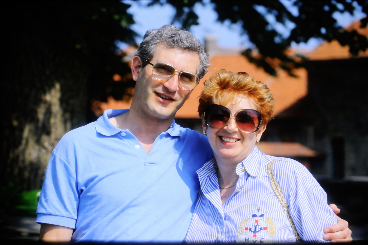 Casal sorridente ao ar livre