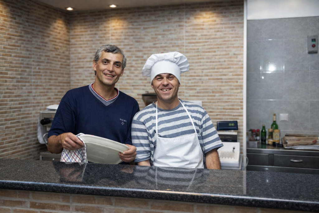 Sorriso de dois amigos na cozinha