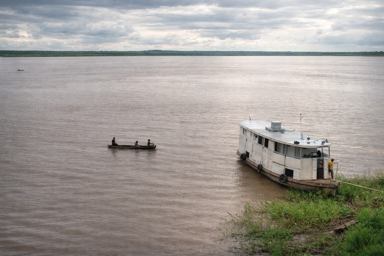 Barco antigo e canoa no rio