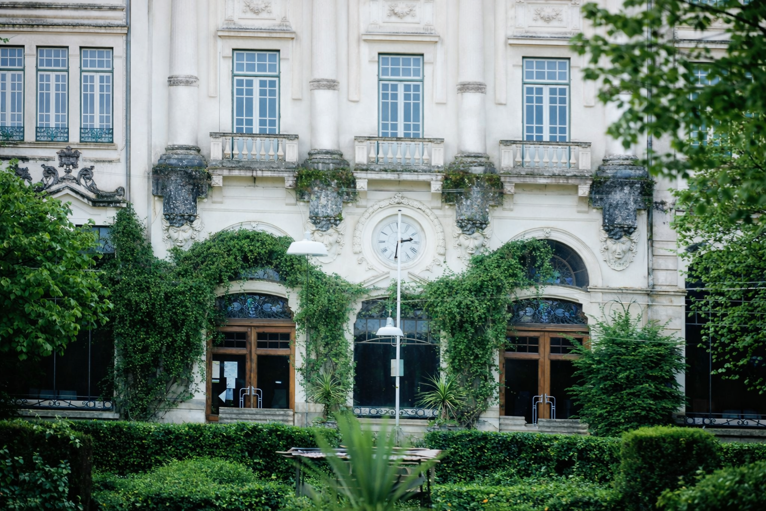 Fachada histórica com plantas e jardim