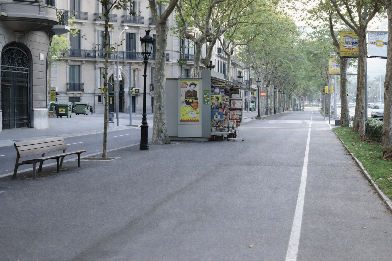 Avenida arborizada com quiosque e banco