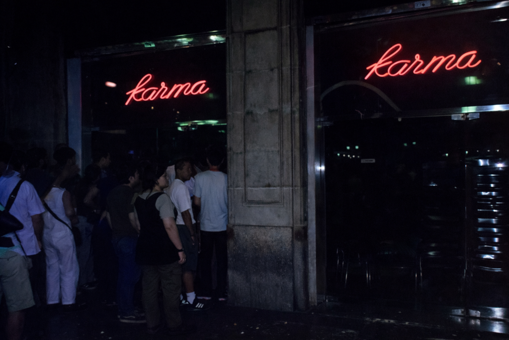 Fila à porta do Karma