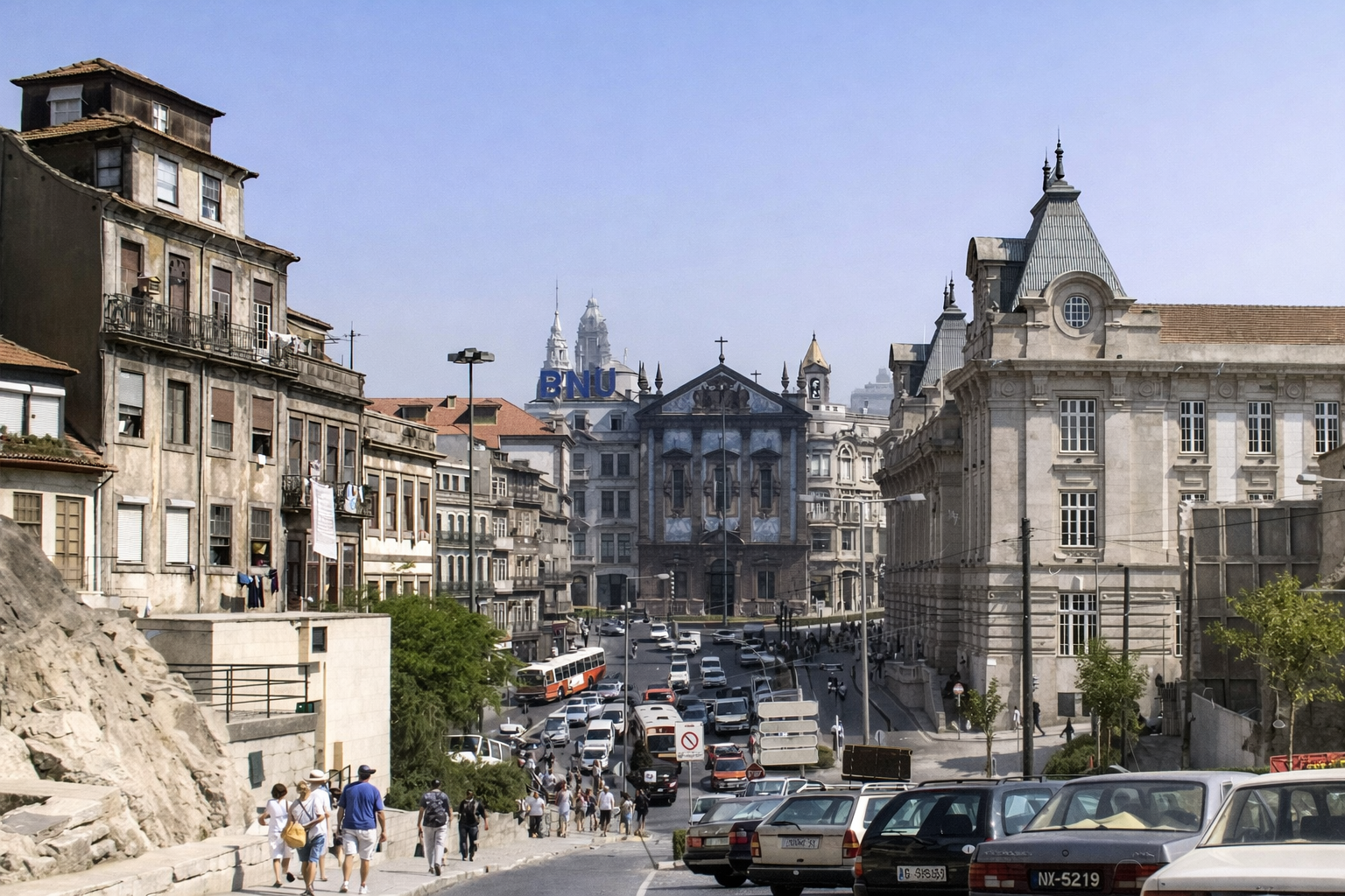 Rua movimentada em Porto com história