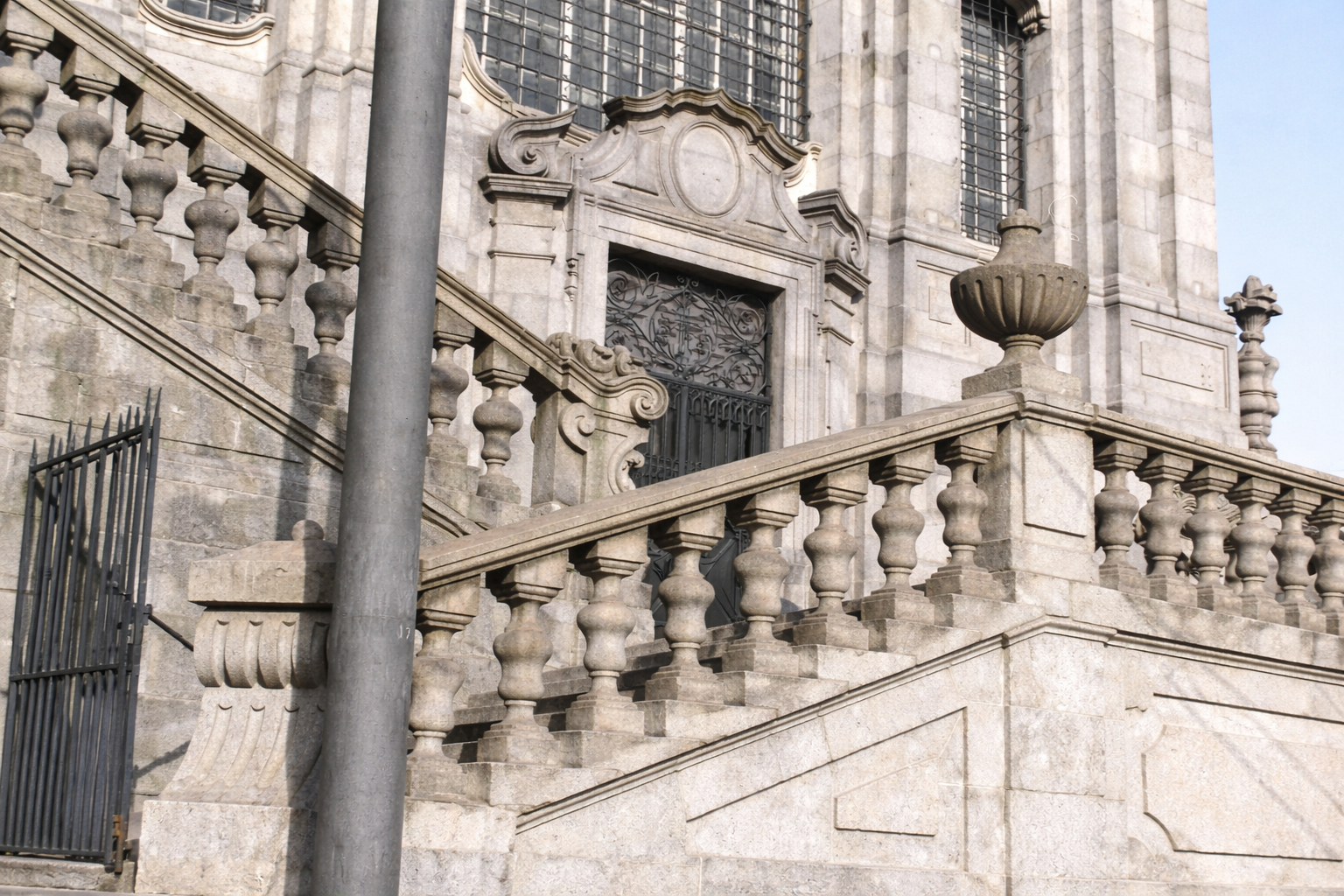 Escadaria barroca na igreja do Porto