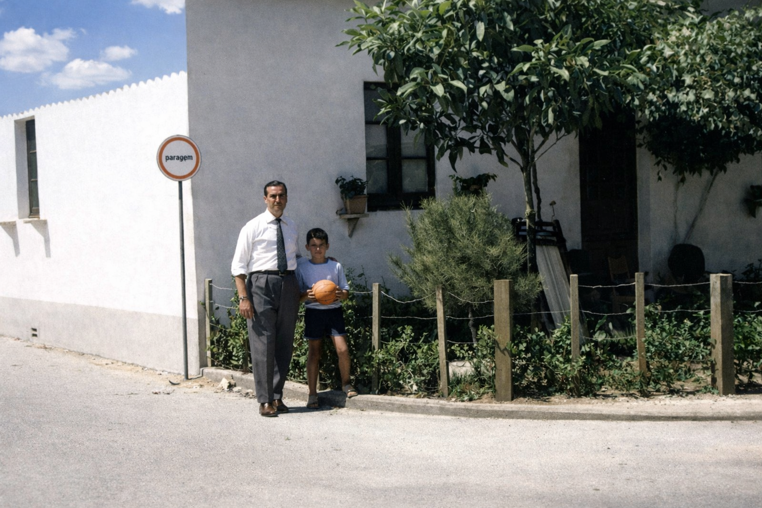 Homem e menino em frente à casa