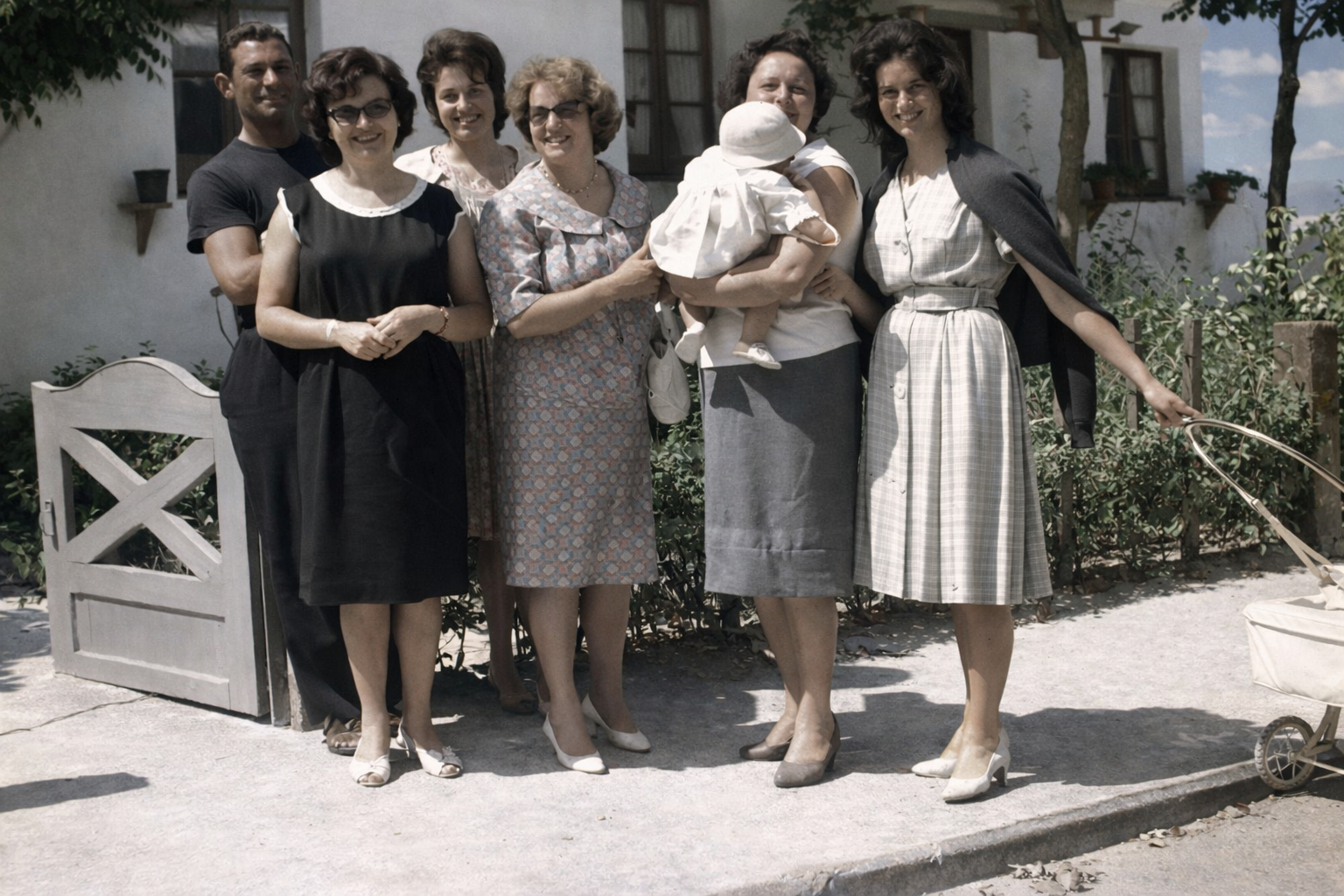 Retrato de família na varanda de uma casa