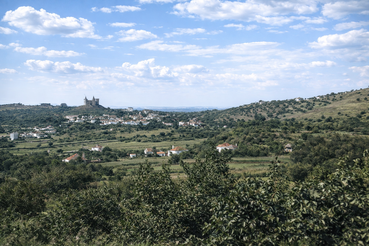 Aldeia rural em vales e colinas