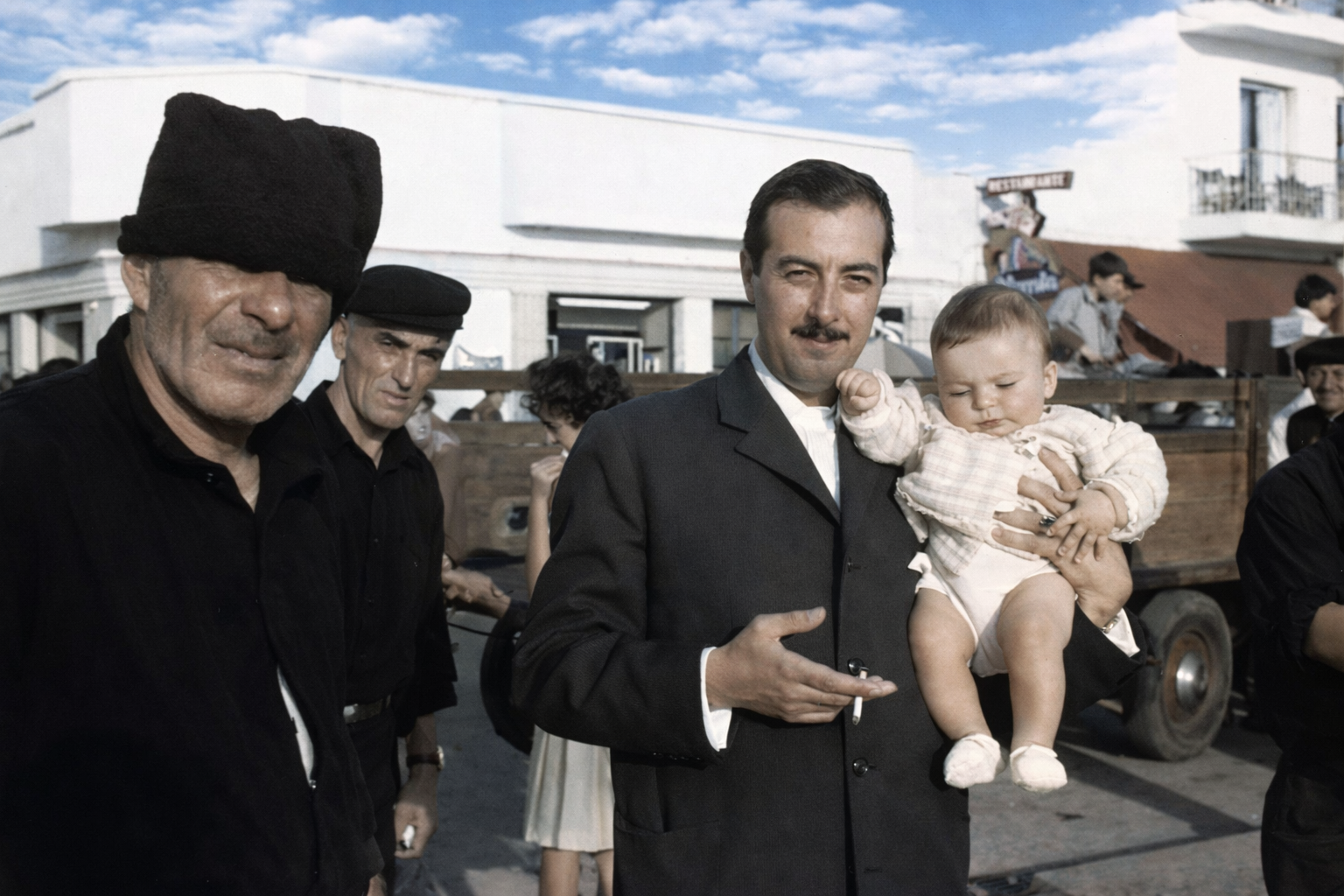 Cena de rua com família histórica