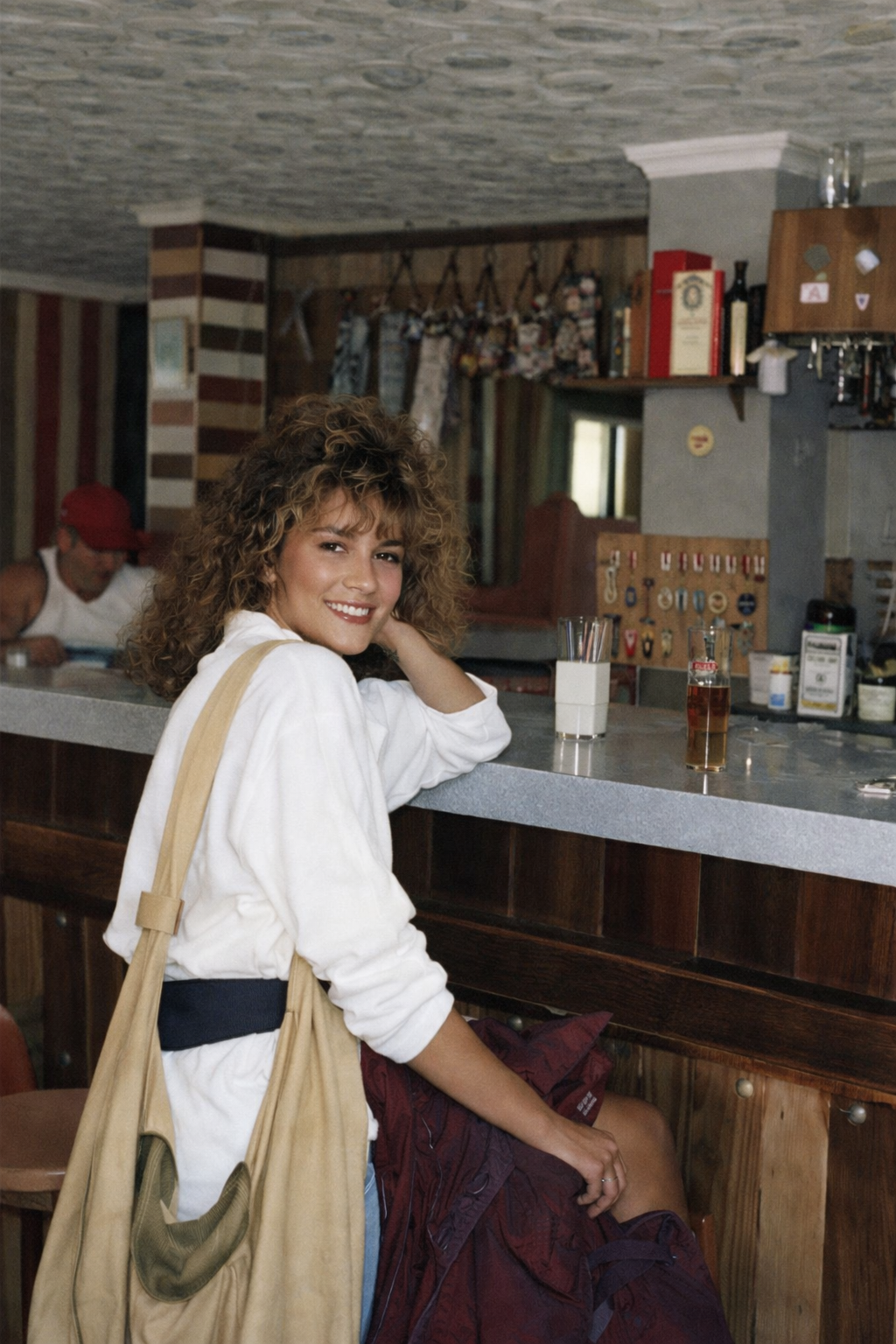 Mulher sorridente em um bar acolhedor