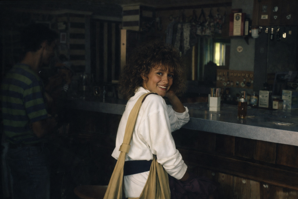 Mulher sorrindo no bar vintage