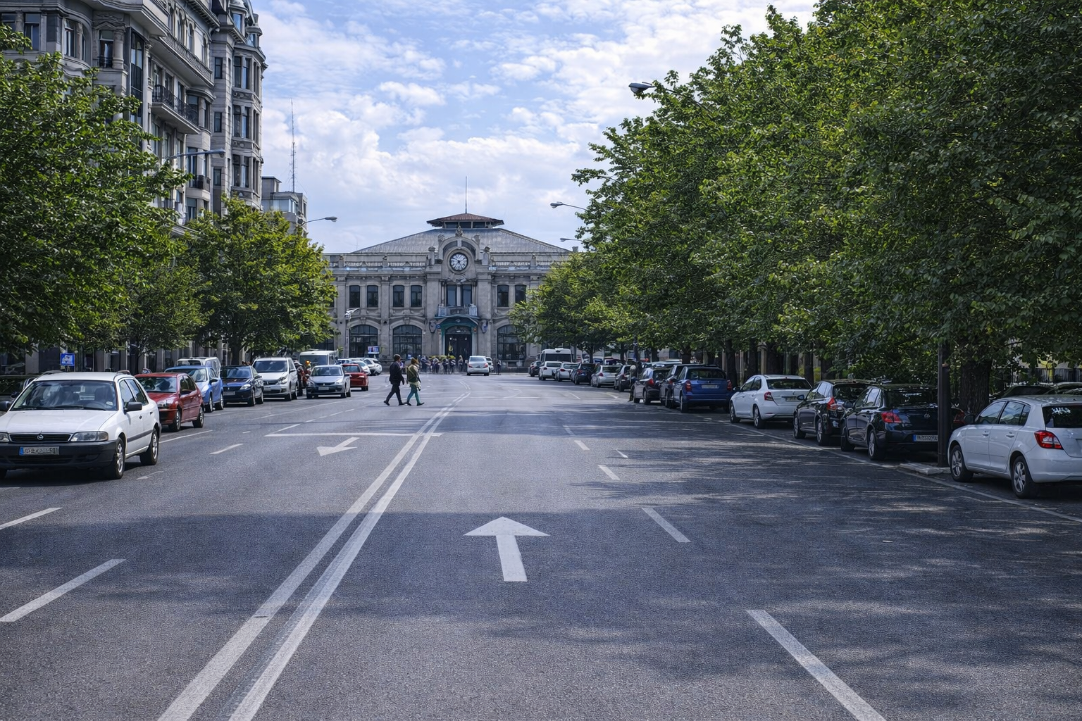 Rua histórica com edifício imponente