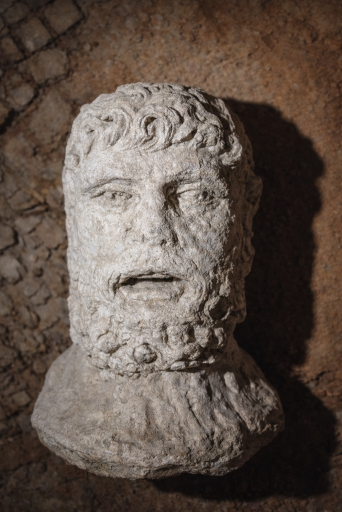 Busto de pedra de figuras antigas