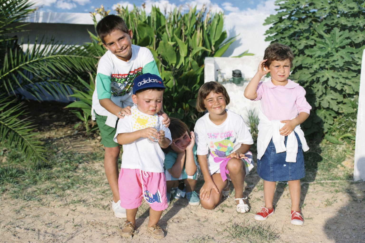 Crianças ao sol em retrato alegre